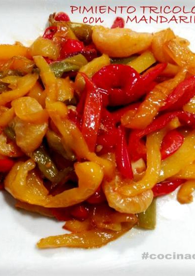 Una foto de Pimientos tricolor con Mandarina para guarnición