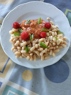 Una foto de Alubias y bacalao con salsa de madroños