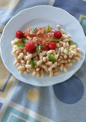 Una foto de Alubias y bacalao con salsa de madroños