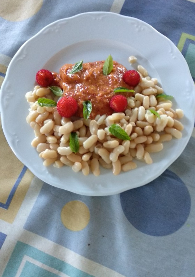 Una foto de Alubias y bacalao con salsa de madroños
