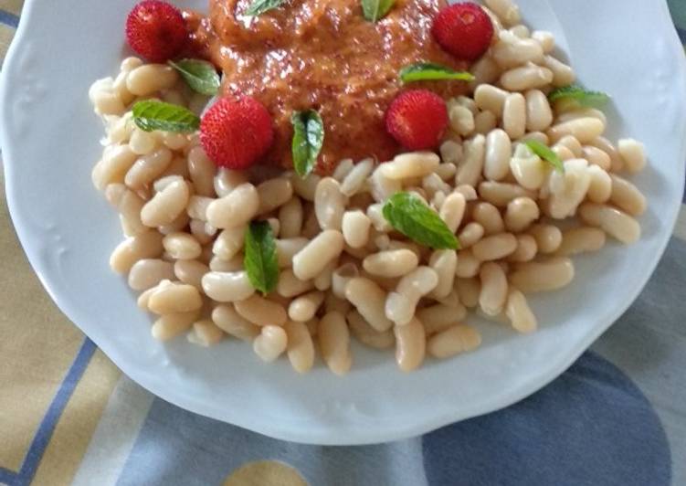 Alubias y bacalao con salsa de madroños