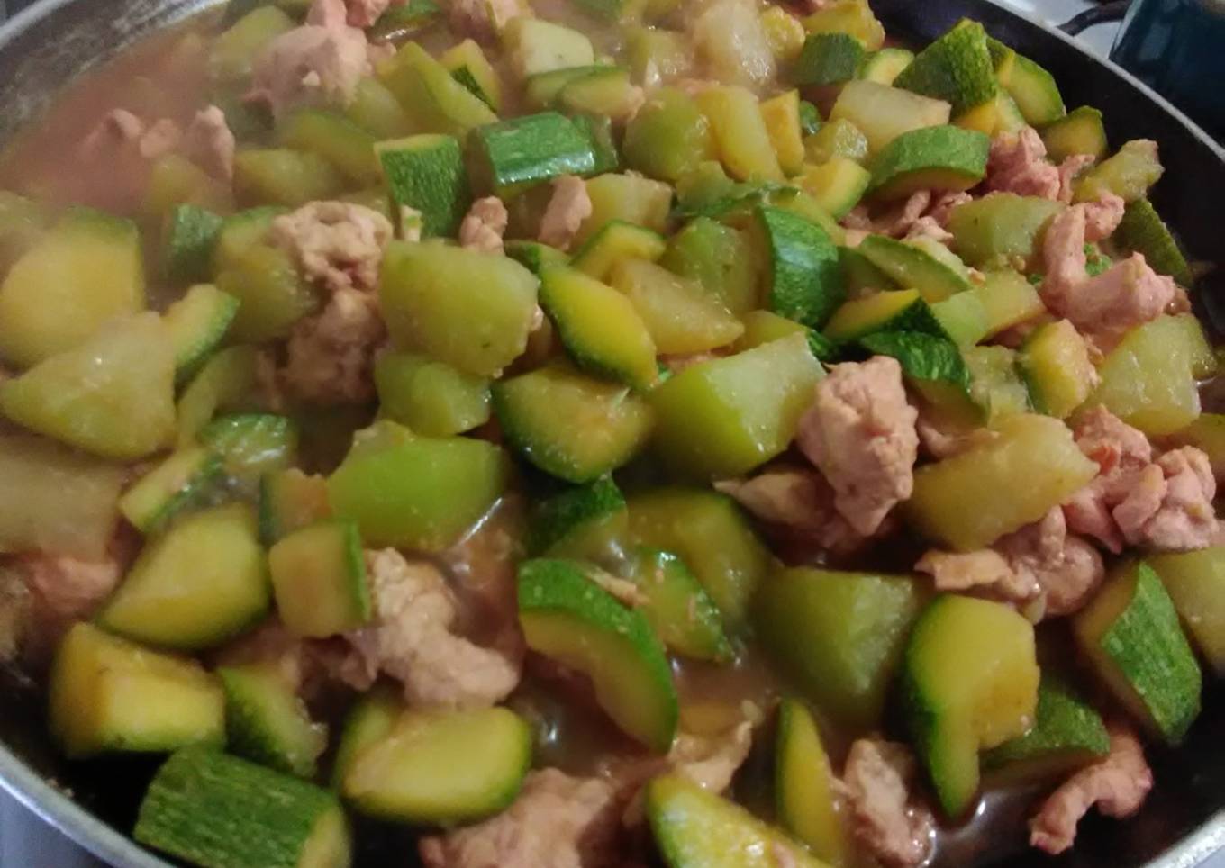 Pollo con calabacitas y chayotes