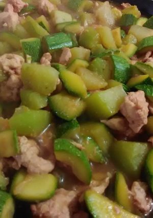 Una foto de Pollo con calabacitas y chayotes