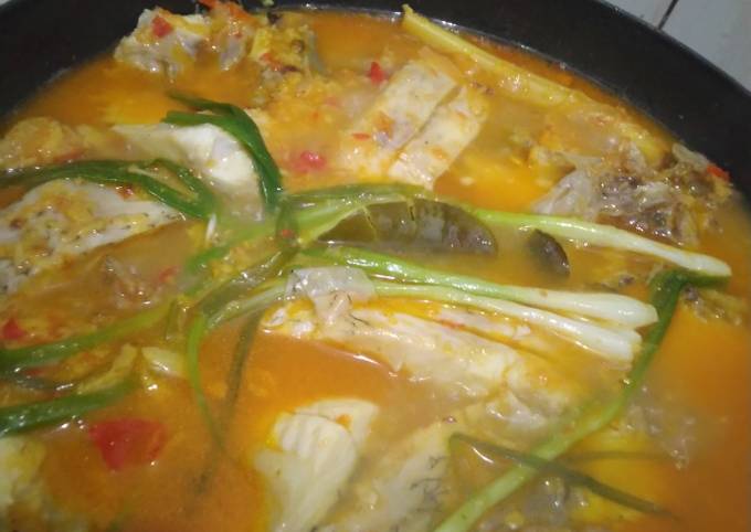 Ikan gurame bumbu kuah kuning asam pedas