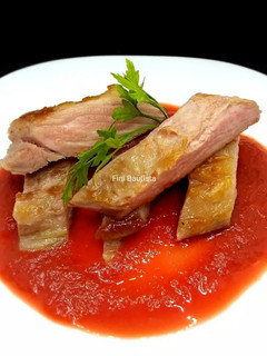 Una foto de Secreto de cerdo con crema de remolacha