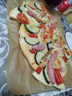 Una foto de Coca de verduras y salchichas de pollo