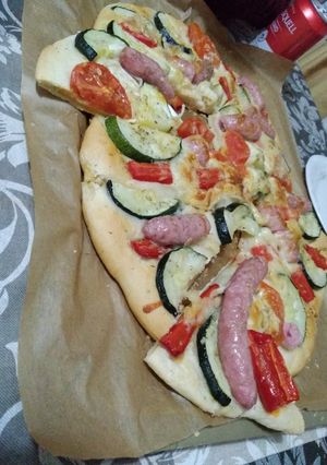 Una foto de Coca de verduras y salchichas de pollo