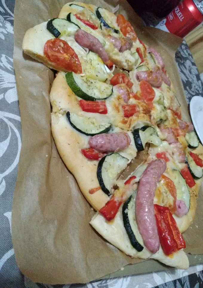 Una foto de Coca de verduras y salchichas de pollo