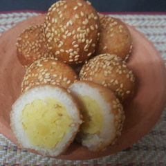 A picture of Sesame moongdal ladoo.