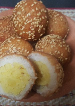A picture of Sesame moongdal ladoo.