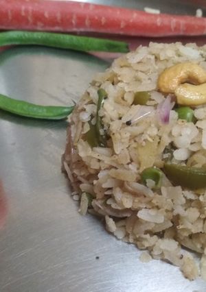 पोह्याचा पुलाव (pohyancha pulav recipe in marathi) रेसिपी चे मुख्य फोटो 