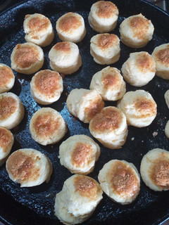 Una foto de Scones con pasas y crema