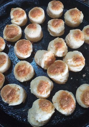 Una foto de Scones con pasas y crema