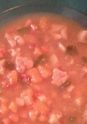 Una foto de Sopa de verduras picadas con pollo