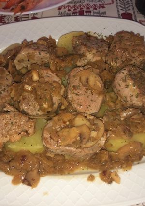 Una foto de Solomillo de cerdo con champiñones y reducción de cava