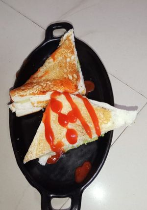 વેજ મેયો સેન્ડવીચ (Veg Mayo Sandwich Recipe In Gujarati) રેસીપી મુખ્ય ફોટો