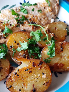 Una foto de Reineta al Romero con Papas Salteadas al Merkén