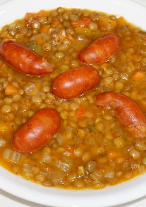 A picture of Lentils with vegetables and choricillos soup.