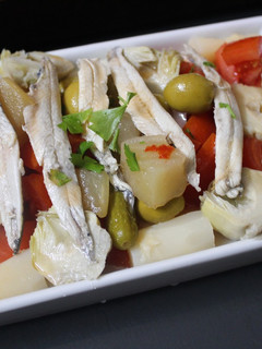 Una foto de Ensalada de boquerones, espárragos y tomate
