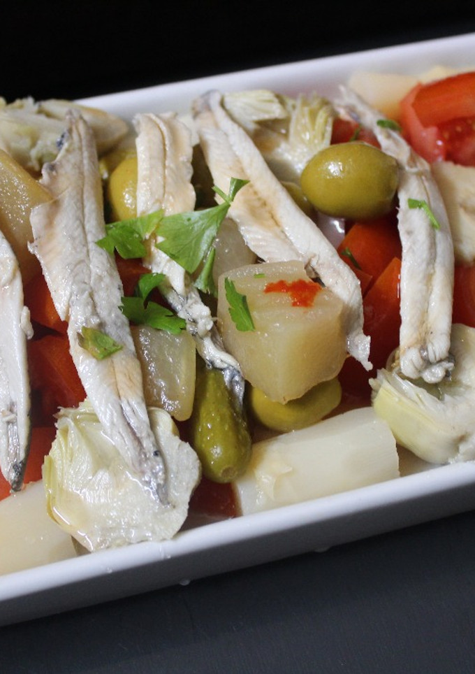 Una foto de Ensalada de boquerones, espárragos y tomate