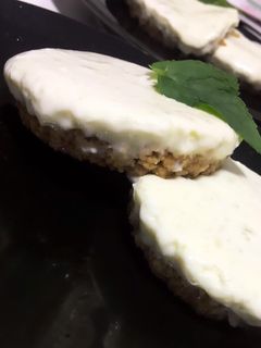 Una foto de Tartaletas de lima y queso crema fit