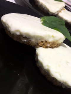 Una foto de Tartaletas de lima y queso crema fit
