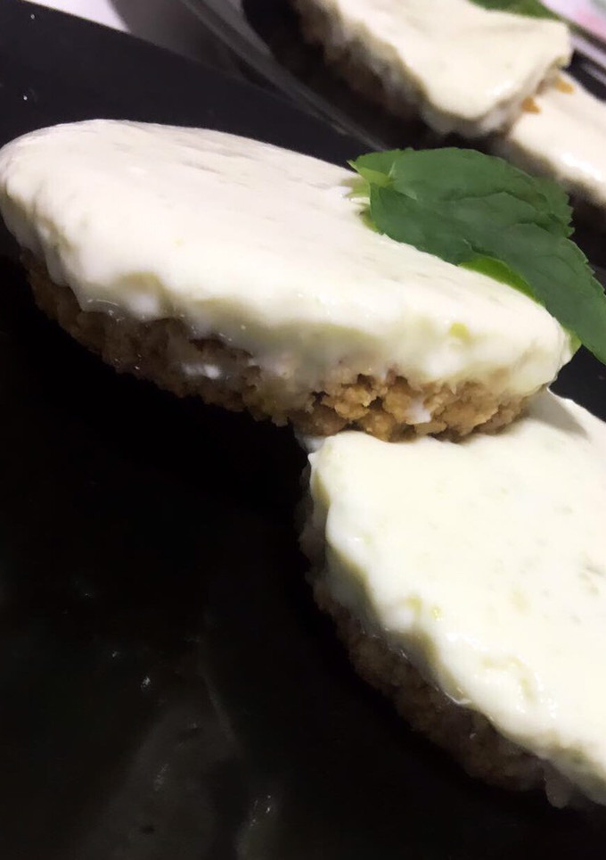 Una foto de Tartaletas de lima y queso crema fit
