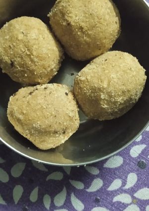 बेसन के लड्डू (besan ke ladoo recipe in Hindi) रेसिपी मुख्य फोटो