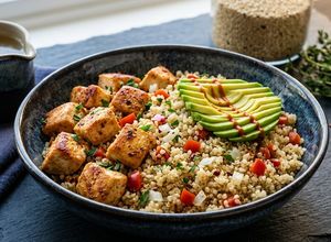 Una foto de 🍲 Quinoa Proteica con Pollo a Presión (Meal Prep Listo en 25 Minutos)
