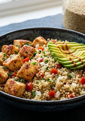Una foto de 🍲 Quinoa Proteica con Pollo a Presión (Meal Prep Listo en 25 Minutos)