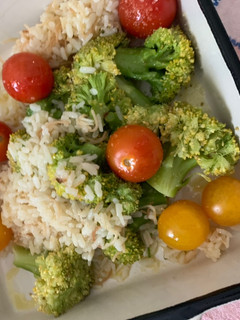 Una foto de Ensalada de arroz con brócoli y cherry