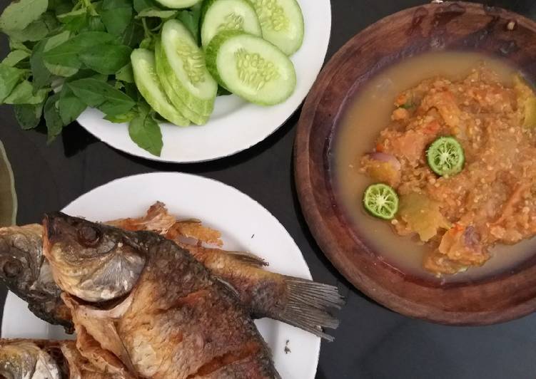 Resep Ikan mas goreng sambal kencur yang Enak Banget