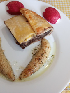 Una foto de Hojaldre sin gluten con morcilla de arroz y huevas a la plancha