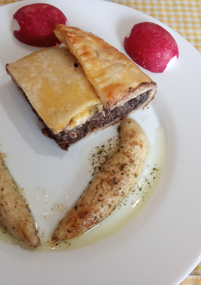 Una foto de Hojaldre sin gluten con morcilla de arroz y huevas a la plancha