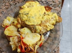 Una foto de Supremas de Pollo Rellenas con Jamón y Salsa de Verdeo al Cheddar