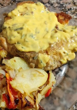 Una foto de Supremas de Pollo Rellenas con Jamón y Salsa de Verdeo al Cheddar