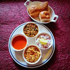 A picture of Misal Paav (मिसळ पाव).