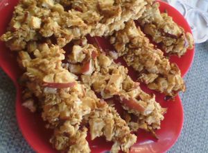 Una foto de Barritas de avena c/trozos de manzana roja