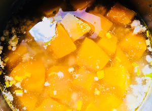 Hình của món Canh bí đỏ thịt bằm.