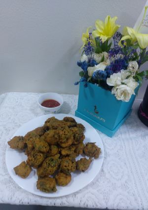 A picture of Spanish and onion pakoda.