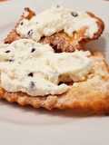 Chiacchiere di carnevale servite con ricotta