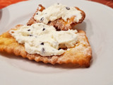 Chiacchiere di carnevale servite con ricotta