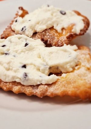 Foto di Chiacchiere di carnevale servite con ricotta