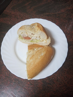 Una foto de Bocadillo de merluza rebozada con ensalada y mayonesa