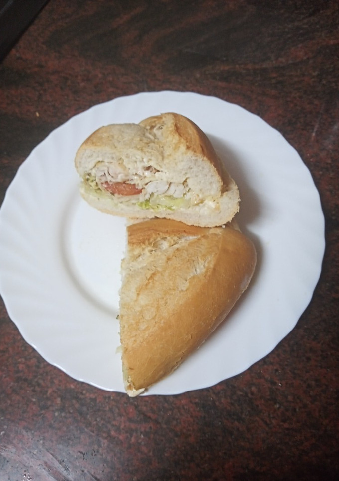 Una foto de Bocadillo de merluza rebozada con ensalada y mayonesa