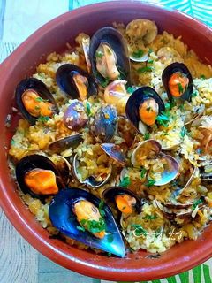 Una foto de Cazuela de arroz al horno con almejas y mejillones al vapor