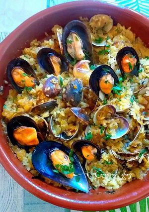Una foto de Cazuela de arroz al horno con almejas y mejillones al vapor