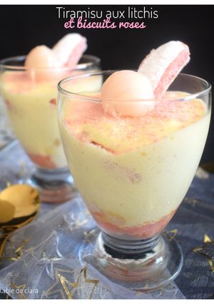 Une photo de Tiramisu aux litchis et biscuits roses