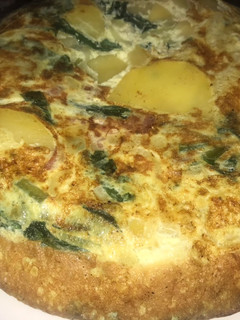 Una foto de Tortilla de papa, cebolla, espinaca y tocineta