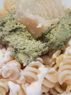 Una foto de Pasta con Pesto de Aguacate y Nueces
